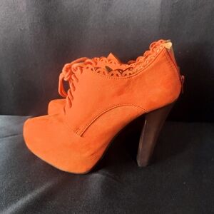 Qupid Puffin 34 Orange Suede Lace-Up Ankle Booties (Size 6.5)